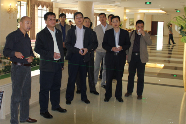 黎元忠向王書(shū)記一行介紹項(xiàng)目區(qū)位概況