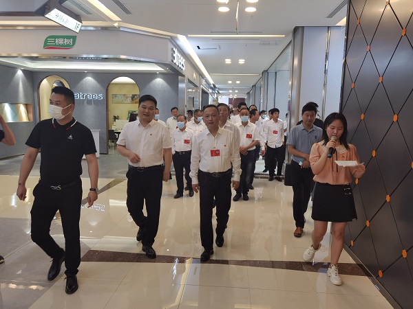 定遠縣委書記鄒軍調(diào)研徽鹽地產(chǎn)定遠項目紅星美凱龍商場